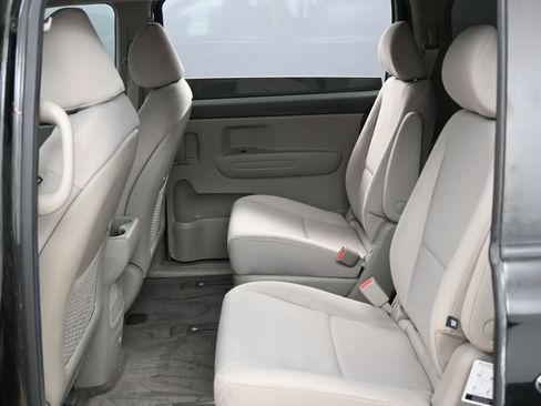 Used 2018 Kia Sedona L FWD image 28