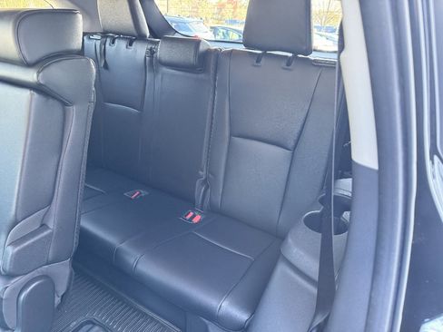 Used 2023 Toyota Highlander XLE image 10