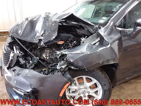 Used 2021 Chrysler Pacifica Touring-L image 17