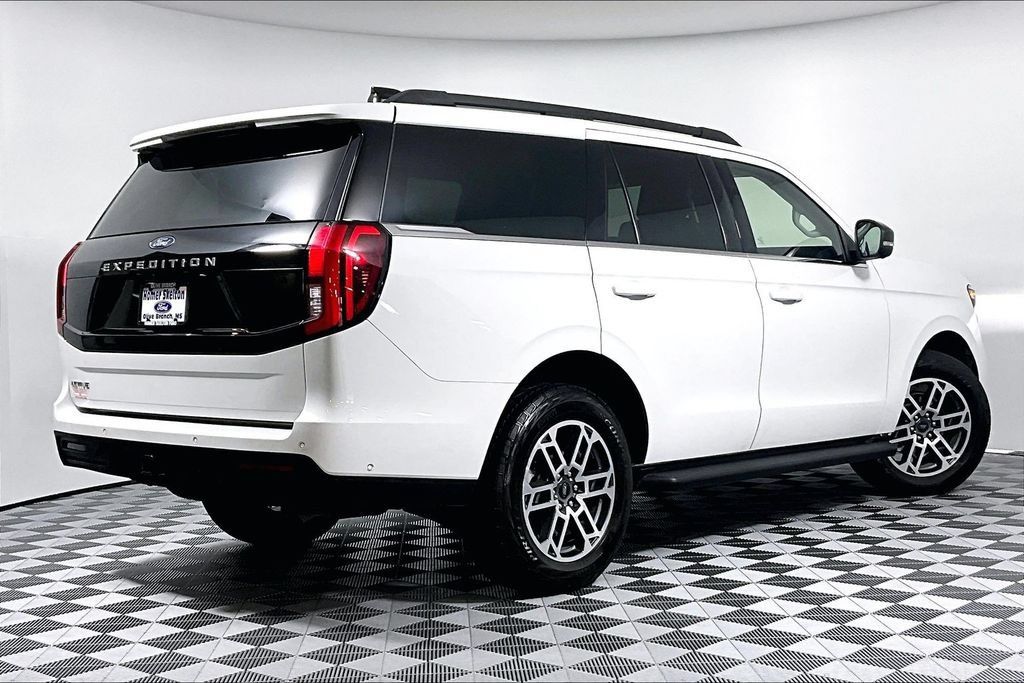 Used 2025 Ford Expedition Active AWD/4WD image 12