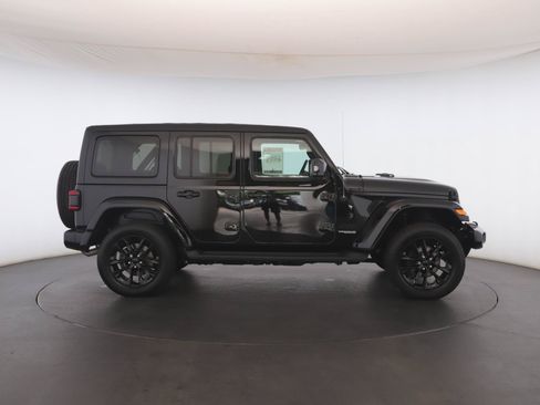 Used 2022 Jeep Wrangler Unlimited Sahara AWD/4WD image 22