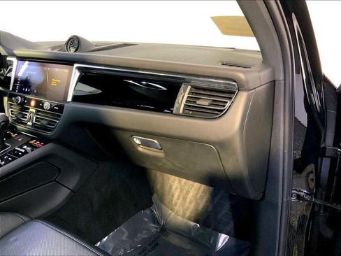 Certified 2024 Porsche Macan image 22