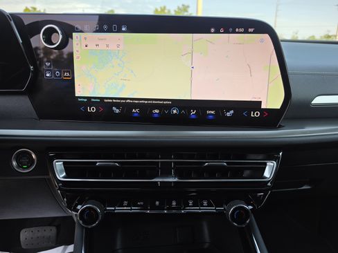Used 2025 Chevrolet Traverse LT FWD image 27