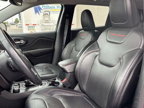 Used 2019 Jeep Cherokee Trailhawk AWD/4WD image 10