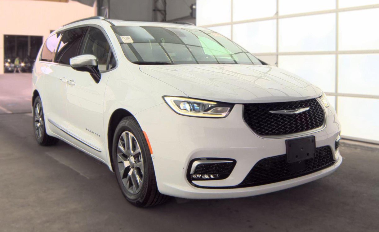 Used 2023 Chrysler Pacifica Pinnacle FWD image 2