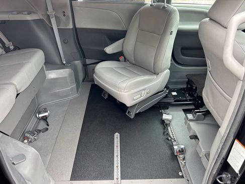 Used 2017 Toyota Sienna XLE FWD image 10