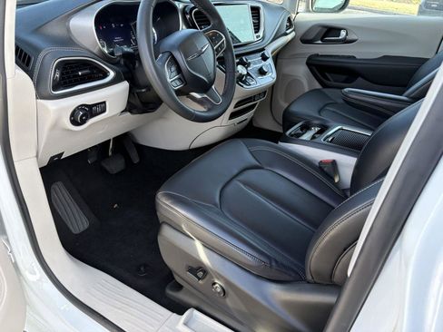 Used 2023 Chrysler Pacifica Touring-L image 14