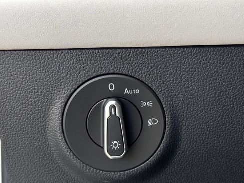 Used 2025 Volkswagen Taos SE image 21