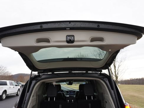 Used 2022 Chrysler Pacifica Touring-L image 12