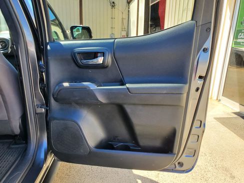 Used 2017 Toyota Tacoma TRD Sport w/ Tow Package image 15