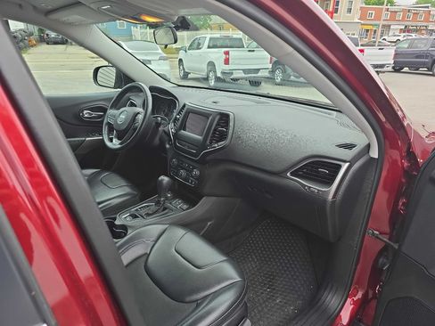 Used 2019 Jeep Cherokee Latitude Plus w/ Cold Weather Group AWD/4WD image 14