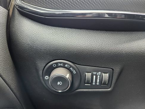 Used 2025 Jeep Compass Trailhawk AWD/4WD image 18