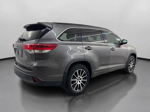 Used 2018 Toyota Highlander SE w/ Carpet Mat Package (TMS) AWD/4WD image 10