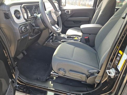 Used 2025 Jeep Wrangler Unlimited Sahara w/ Safety Group image 20