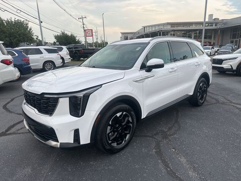 Used 2024 Kia Sorento S image 1