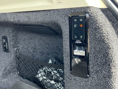 Used 2025 Land Rover Range Rover Long Wheelbase Autobiography image 24