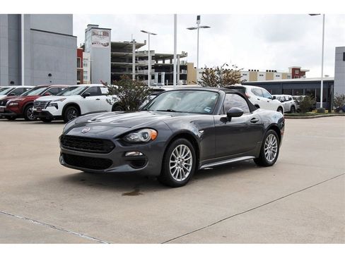 Used 2018 FIAT 124 Spider Classica image 2