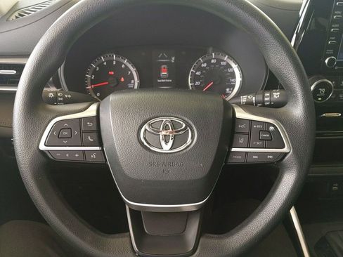 Used 2022 Toyota Highlander L FWD image 17