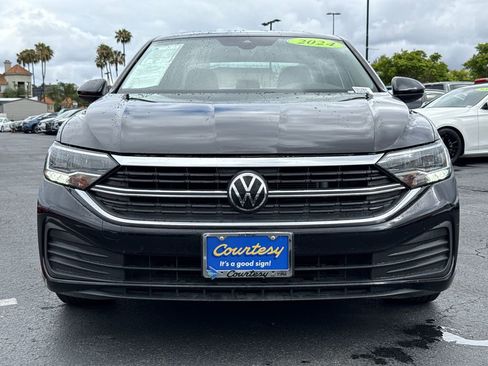 Used 2024 Volkswagen Jetta SE FWD image 4