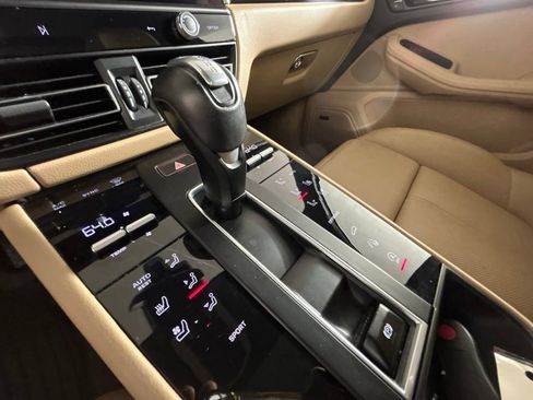 Certified 2023 Porsche Macan AWD/4WD image 36