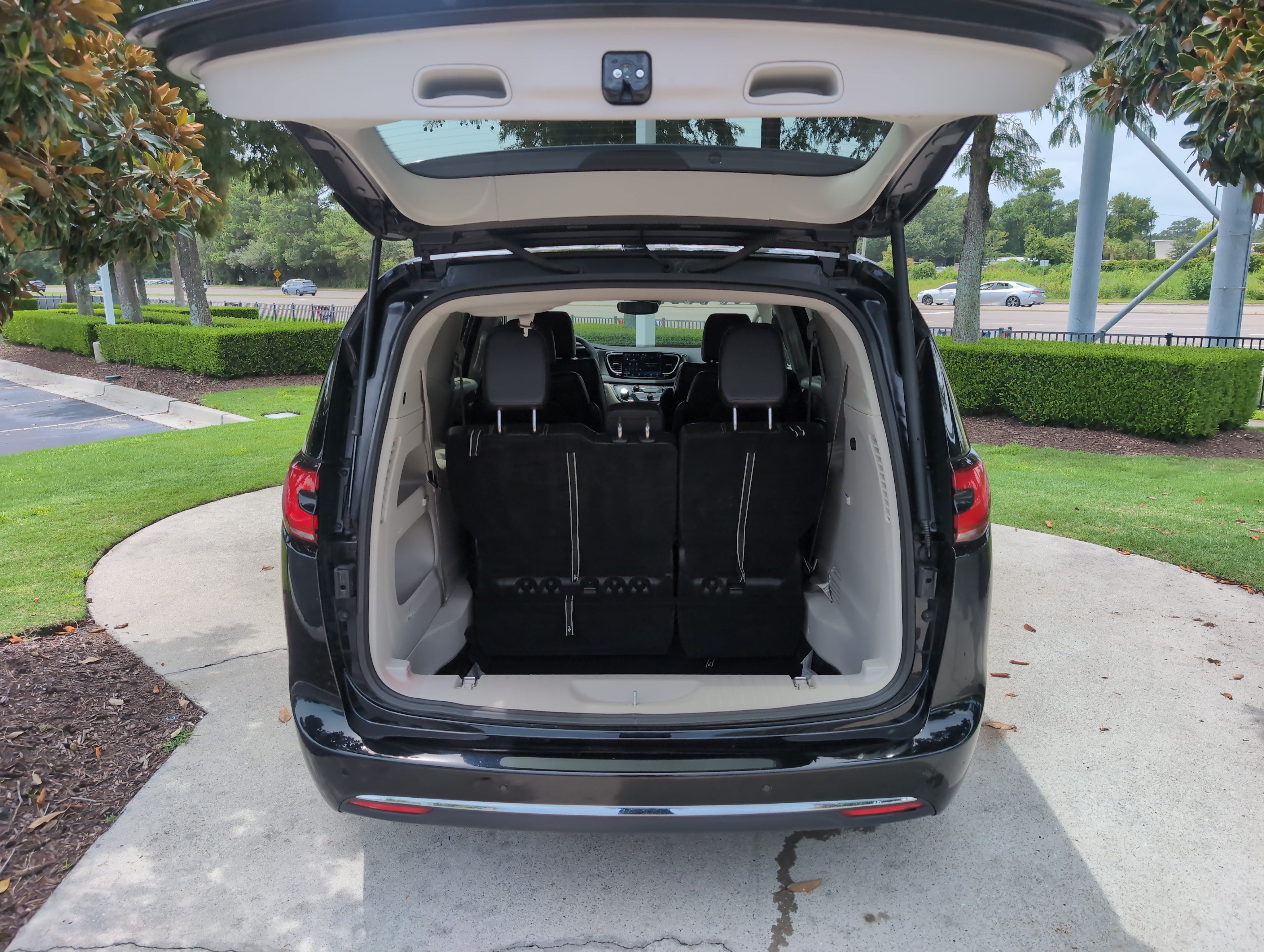 Used 2024 Chrysler Pacifica Touring-L FWD image 31