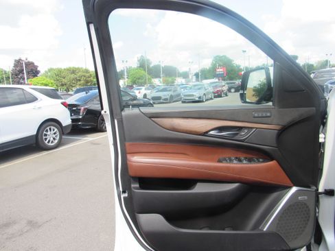 Used 2019 Cadillac Escalade Premium Luxury AWD/4WD image 8