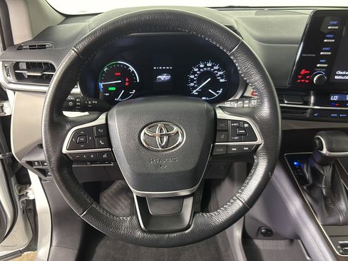 Used 2021 Toyota Sienna XLE FWD image 30