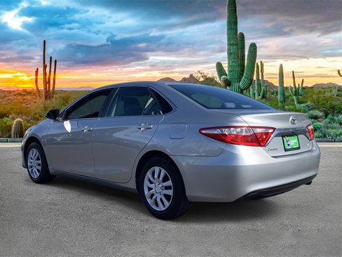 Used 2017 Toyota Camry LE image 5
