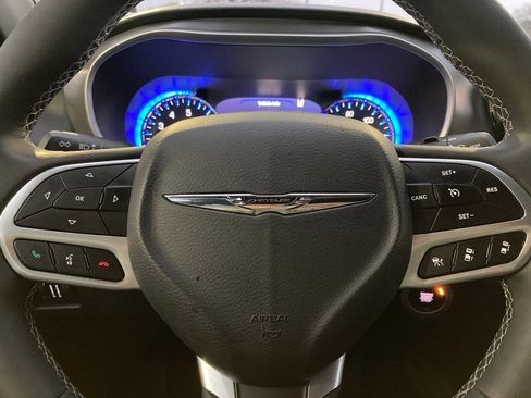 Used 2025 Chrysler Pacifica Select image 19