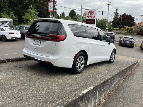 Used 2024 Chrysler Pacifica Limited FWD image 8