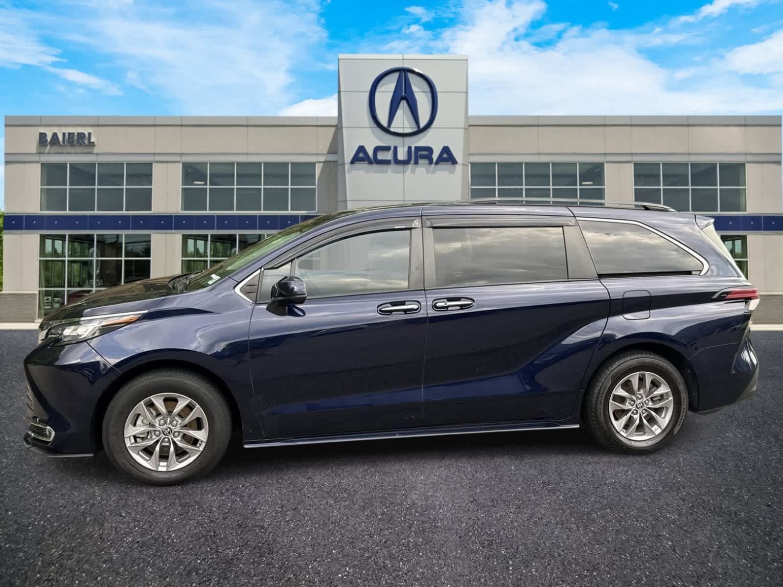 Used 2022 Toyota Sienna XLE FWD image 2