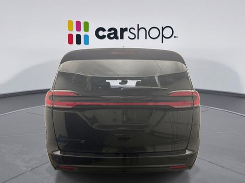 Used 2025 Chrysler Pacifica Limited image 4