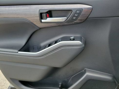 Used 2022 Toyota Highlander Platinum AWD/4WD image 21