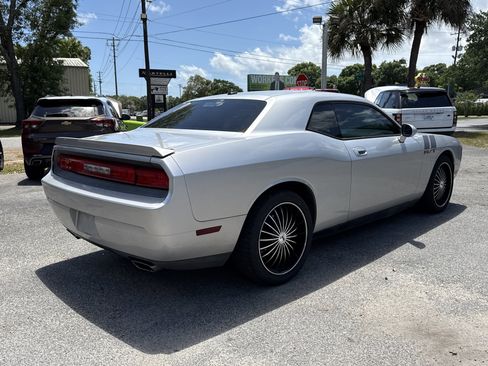 Used 2010 Dodge Challenger R/T RWD image 5