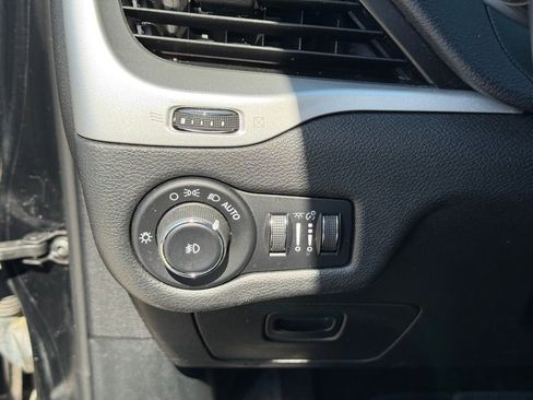 Used 2018 Jeep Cherokee Latitude Plus AWD/4WD image 18
