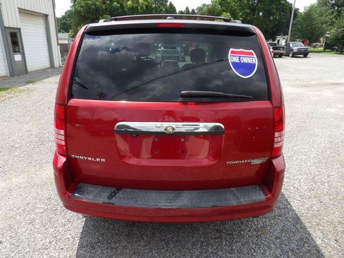 Used 2010 Chrysler Town & Country Touring w/ Entertainment Group #2 FWD image 4