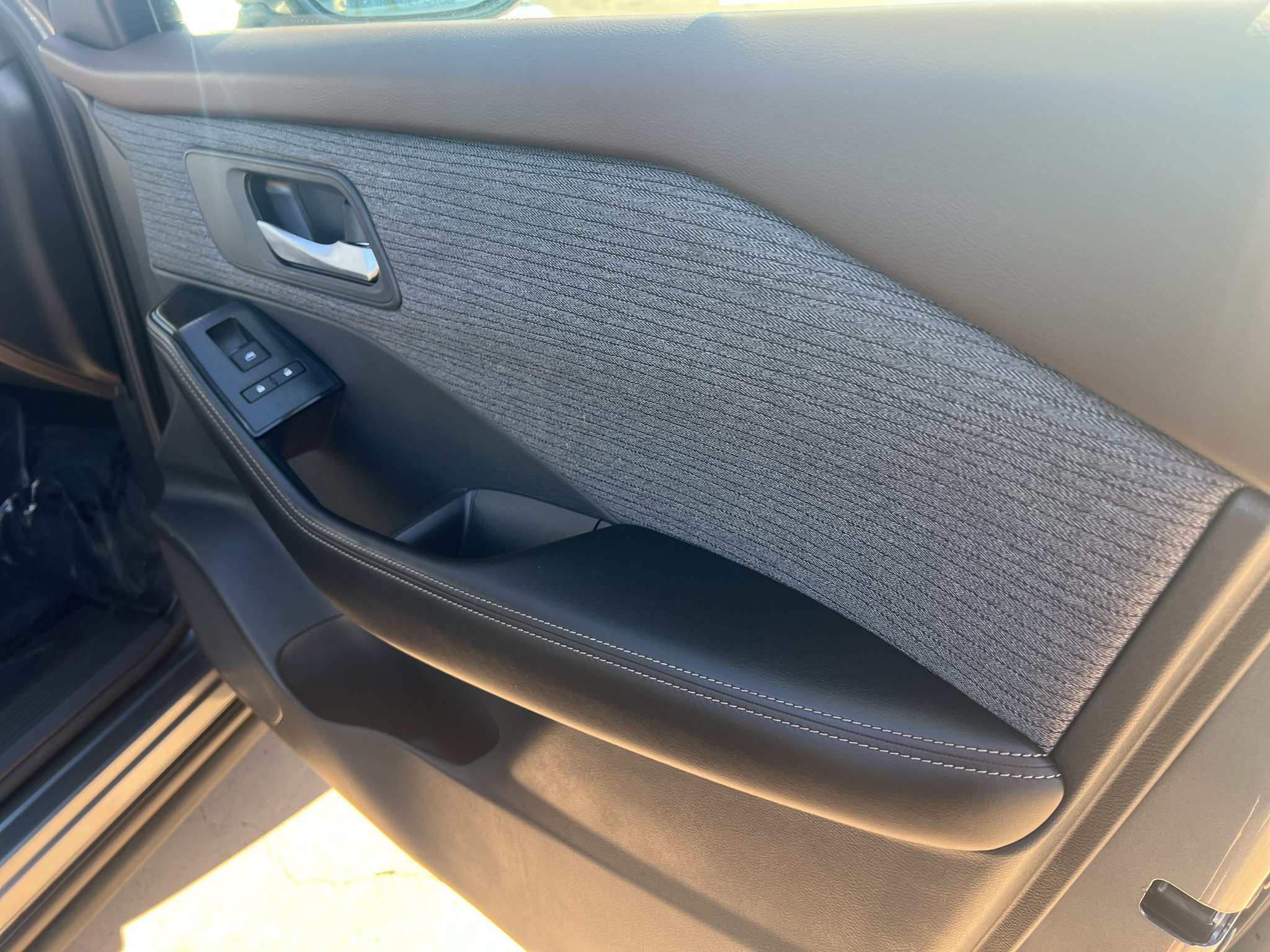 Used 2023 Nissan Rogue SV FWD image 16