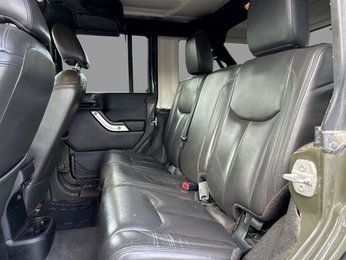 Used 2016 Jeep Wrangler Unlimited Rubicon w/ Connectivity Group AWD/4WD image 32