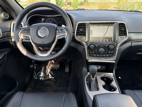 Used 2017 Jeep Grand Cherokee Limited w/ Luxury Group II AWD/4WD image 3