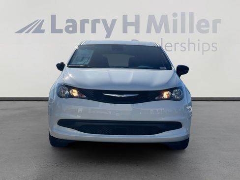 New 2026 Chrysler Voyager LX image 4