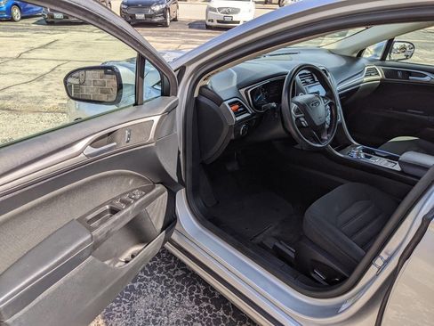 Used 2017 Ford Fusion SE w/ Fusion SE Technology Package FWD image 9