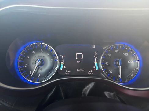 Used 2019 Chrysler Pacifica Limited w/ Tire & Wheel Group FWD image 33