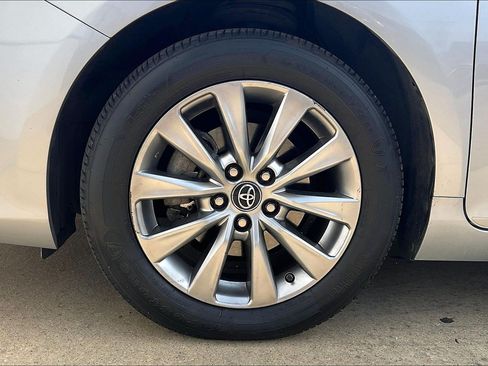 Used 2017 Toyota Camry XLE w/ Moonroof Package FWD image 11