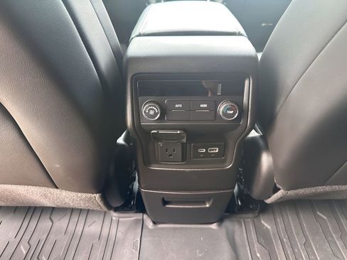 Used 2023 GMC Acadia SLT w/ Elevation Edition image 21