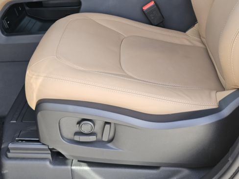 Used 2025 Land Rover Defender 90 X-Dynamic SE image 25