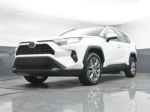 Used 2020 Toyota RAV4 XLE Premium FWD image 31
