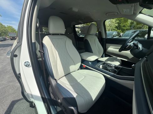 New 2025 Kia Carnival EX image 16