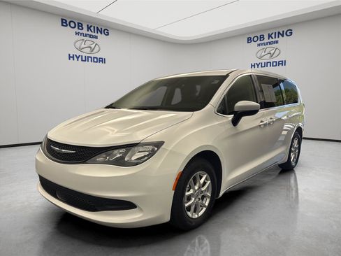 Used 2023 Chrysler Voyager LX FWD image 1