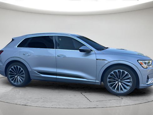 Used 2019 Audi e-tron Prestige w/ Prestige Package AWD/4WD image 2