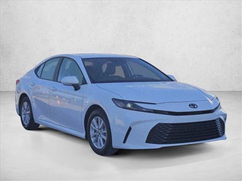 Used 2025 Toyota Camry LE image 3
